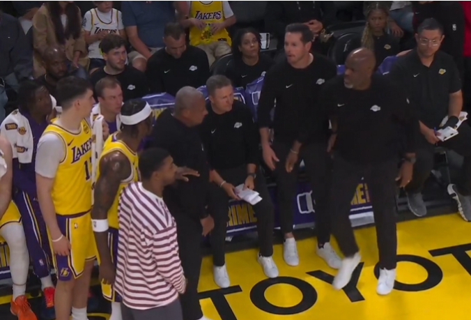 开云体育APP下载-湖人危机四伏：范德彪与雷迪克口角内讧 蒂耶罗被打伤回更衣室|雷霆|范德比尔特|三巨头|里夫斯|谢伊·吉尔杰斯-亚历山大_新浪体育_新浪新闻